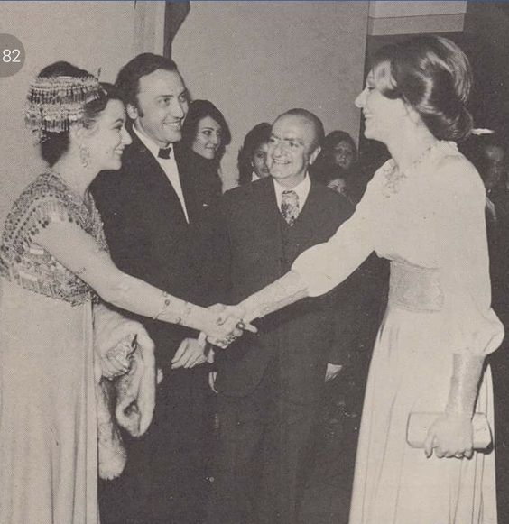 الامبراطورة فرح ديبا ترحب بالسندريلا سعاد حسنى اثناء حضورها احد المهرجانات السينمائية فى ايران عام 1974