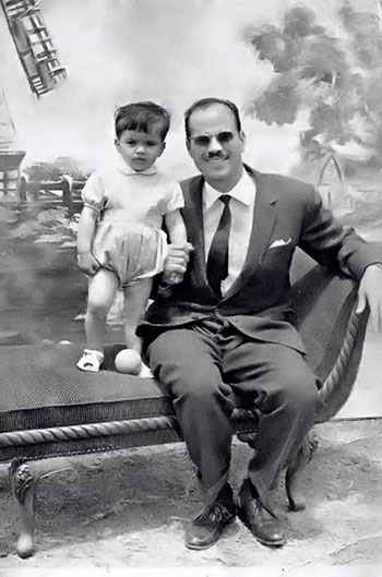 النجم عمرو دياب ينشر صورة له مع والده